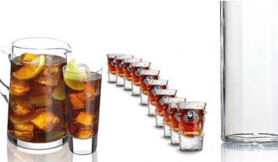 Bord med 1 flaske spiritus, vand og 10 shots 