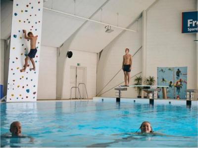 Familieophold med 2 overnatninger, morgenbuffet og bowling  - for 4 pers