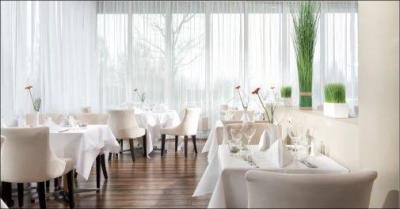 Nordtyskland: Morgenmad, aften buffet med dessert, samt fri adgang til pool og sauna